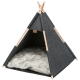 Graues Haustier-Tipi mit Holzpfosten und einem weichen, Kunstfellkissen im Inneren, entworfen für den Komfort des Haustiers.