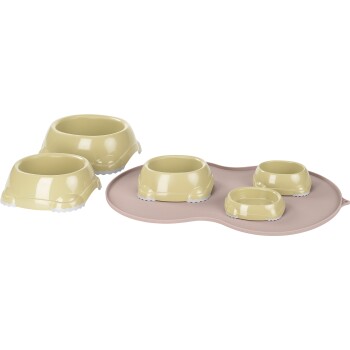 Set aus vier Futterschalen für Haustiere in sanftem Gelb, angeordnet auf einer rosa Matte, mit zwei größeren und zwei kleineren Schalen.