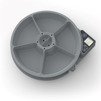 Grauer Futterspender für Haustiere mit vier Fächern, ausgestattet mit einem digitalen Display und Tasten für Einstellungen. Der Text enthält "WICHTIG" und "NICHT DREHEN."