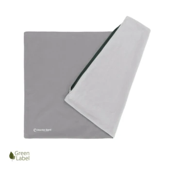 Graue Hundedecke mit einer weichen weißen Unterseite, mit einem Reißverschluss und dem Logo "Doctor Bark", gekennzeichnet als "Green Label."