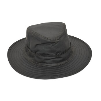 Schwarzer Outdoor-Hut mit breiter Krempe und gesteppten Details, entworfen zum Sonnenschutz, auf weißem Hintergrund gezeigt.