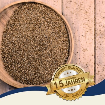 Schale mit braunem granuliertem Haustierfutter oder Supplement mit goldenem Abzeichen "15 Jahre beste Qualität" auf Deutsch.