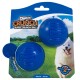 Chuckit! Crunch Super Crunch Ball mittel 2er-Pack blaue Hundespielzeuge mit weißem Hund auf Gras.