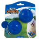 Lot de 2 jouets pour chiens Chuckit! Crunch Super Crunch Ball medium bleus avec un chien blanc sur fond d'herbe.