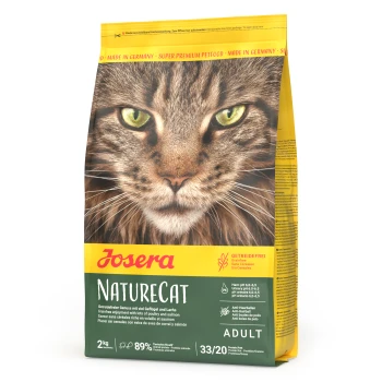 Ein gelber Josera NatureCat-Beutel mit grünen Akzenten zeigt das Gesicht einer Katze, beschriftet mit "Getreidefrei" und "ERWACHSEN," mit 89% tierischem Protein.