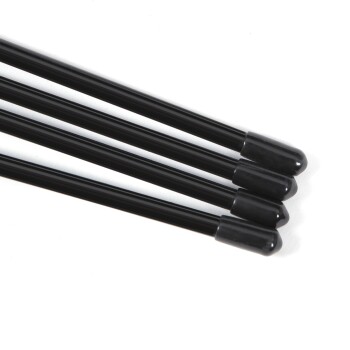 Vier schwarze Haustierpflegekämme mit abgerundeten Spitzen, parallel auf einem weißen Hintergrund angeordnet.