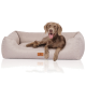 Ein brauner Hund entspannt sich auf einem hellbeigen Haustierbett mit einem Holzschild, das mit "KRUFFEEWUFF" beschriftet ist. Das Bett hat ein weiches, plüschiges Design.