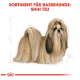 Illustration eines Shih Tzu Hundes mit langem, fließendem Fell und einer roten Schleife, begleitet von dem Text 'SORTIMENT FÜR RASSEHUNDE: SHIH TZU.'