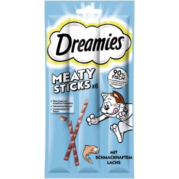 Dreamies Meaty Sticks Verpackung mit einer verspielten Katze, mit Text, der "90% Fisch" und "mit schmackhaftem Lachs" hervorhebt.