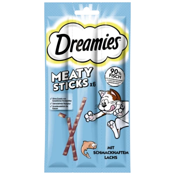 Dreamies Meaty Sticks Verpackung mit einer verspielten Katze, mit Text, der "90% Fisch" und "mit schmackhaftem Lachs" hervorhebt.