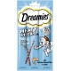 Dreamies Meaty Sticks Verpackung mit einer verspielten Katze, mit Text, der "90% Fisch" und "mit schmackhaftem Lachs" hervorhebt.