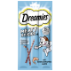 Dreamies Meaty Sticks Verpackung mit einer verspielten Katze, mit Text, der "90% Fisch" und "mit schmackhaftem Lachs" hervorhebt.