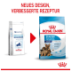 Zwei Hundefutterbeutel: "Pediatric Starter" und "Royal Canin Starter Mother & Babydog," mit einem roten Pfeil, der ein neues Design hervorhebt.