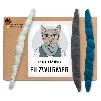 Handgemachte Haustierspielzeuge auf Karton: drei bunte Filzwürmer in Grau, Weiß und Türkis, beschriftet mit "KATER KASIMIR FILZWÜRMER."