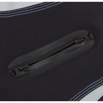 Nahaufnahme einer schwarzen Haustiertrage mit einem Reißverschluss, mit kontrastierenden blauen Nähten entlang der Kanten.