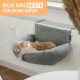 Eine flauschige orangefarbene Katze, die friedlich auf einem grauen, wandmontierten Haustierbett schläft, mit dem Text "NUR DAS BESTE FÜR DEINE KATZE!" in der Ecke.