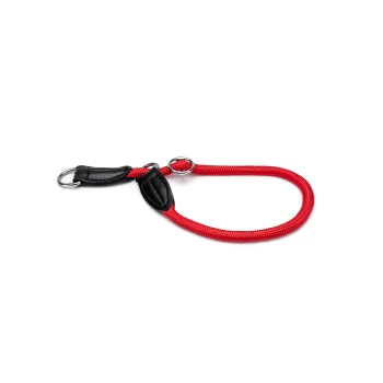Roter geflochtener Hundehalsband mit schwarzen Lederakzenten und Metallringen zur Leinenbefestigung.