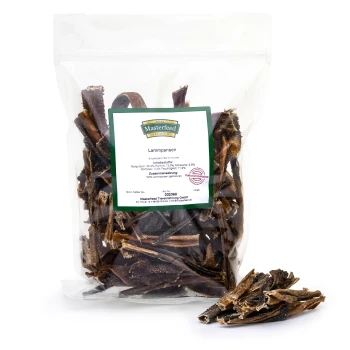 Getrocknete Lammtrachea-Hundeleckerlis in einer klaren Tüte mit der Aufschrift "Masterfeed Premium Lammpansen," mit Nährwertangaben und Zutaten aufgelistet.