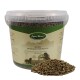 Eimer Lyra Horse Senior Mineralfutter-Pellets und ein Haufen brauner Pferdefutterpellets.
