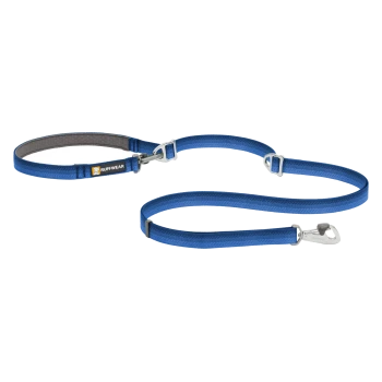 Blaue Hundeleine von Ruffwear, mit einem gepolsterten Griff und einem stabilen Metallclip zur Befestigung.