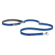 Blaue Hundeleine von Ruffwear, mit einem gepolsterten Griff und einem stabilen Metallclip zur Befestigung.