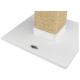 Eine Nahaufnahme eines Katzenkratzbaums mit einem natürlichen Sisal-Seil, das um eine robuste Holzbasis gewickelt ist, mit einer weißen Plattform und einem kleinen Logo.