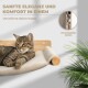 Eine entspannte Tabby-Katze, die auf einem stilvollen Holzregal für Katzen liegt, mit dem Text 'Sanfte Eleganz und Komfort in einem' und 'Waschbarer Bezug.'
