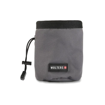 Graue Stoff-Leckerli-Tasche für Tiere mit schwarzem oberen Teil und Kordelzug; Vorderetikett „WOLTERS“ mit rotem Quadrat.
