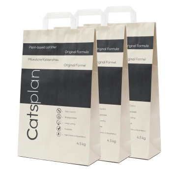 Drei Säcke Catplan pflanzenbasierte Katzenstreu mit einem Streuhaufen, der Geruchskontrolle, Biodegradierbarkeit und Saugfähigkeit hervorhebt.