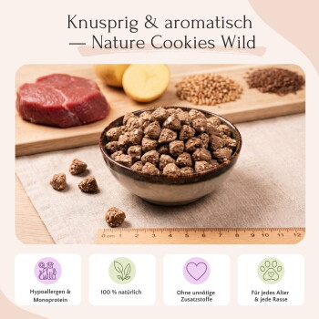 Tierfutterverpackung mit "100% Geschmack" und Bildern von Wildfleisch, Kartoffeln, Buchweizen und Leinsamenmehl, gekennzeichnet mit "Cookies Wild."