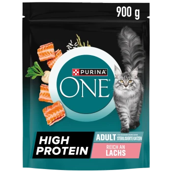 Purina ONE Katzenfutterbeutel (900 g) mit grauer Langhaarkatze, 'HIGH PROTEIN', 'ADULT', 'REICH AN LACHS'.