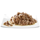 Nourriture humide pour chats servie dans une assiette blanche, présentant de la viande finement hachée dans une sauce savoureuse.