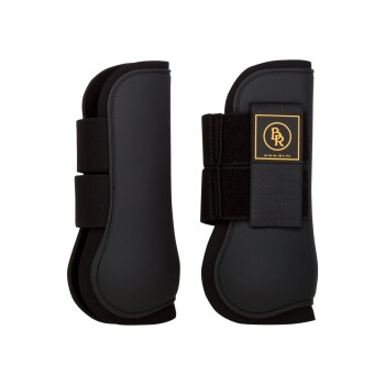 Schwarze Pferdeschutzstiefel mit Klettverschlüssen, mit einem goldenen Logo auf schwarzem Hintergrund.