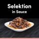 Ein Teller mit Rindfleischstücken in einer reichhaltigen Sauce mit gewürfelten Karotten, beschriftet mit "Selektion in Sauce" vor einem schwarzen Hintergrund.