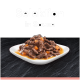 Ein Teller mit Rindfleischstücken in einer reichhaltigen Sauce mit gewürfelten Karotten, beschriftet mit "Selektion in Sauce" vor einem schwarzen Hintergrund.