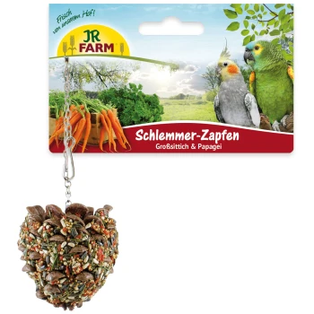 Ein vogelförmiger Leckerbissen in Form eines Tannenzapfens aus Samen, in bunter Verpackung mit Vögeln und Karotten, beschriftet mit "Schlemmer-Zapfen Großsittich & Papagei."