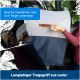 Eine Person hält einen Leder-Tragetaschengriff mit einer Autotür im Hintergrund. Text: "Ideal für Autofahrten" und "Langlebiger Tragegriff aus Leder."