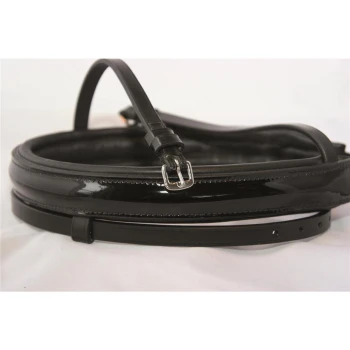 Schwarze Hundeleine aus Lackleder mit glänzender Oberfläche, mit einer Metallschnalle und verstellbarem Riemen.