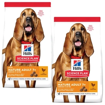 Zwei Beutel Hill's Science Plan Hundefutter für "Light Mature Adult 7+" mit einem Bluthund-Bild und dem Etikett "mit Huhn."
