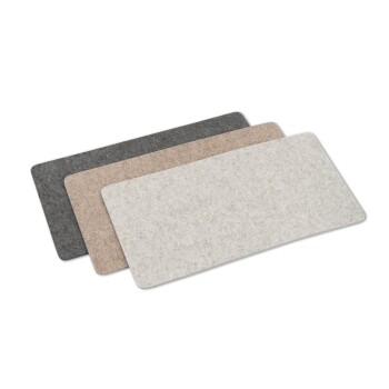 Drei Haustiermatten in verschiedenen Farben: dunkelgrau, hellbeige und off-white, horizontal auf einem weißen Hintergrund angeordnet.