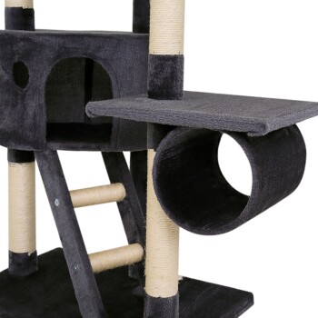 Ein schwarzer Katzenbaum mit einem gemütlichen Versteck, einer flachen Plattform und einem runden Tunnel, mit sisalummantelten Kratzsäulen.