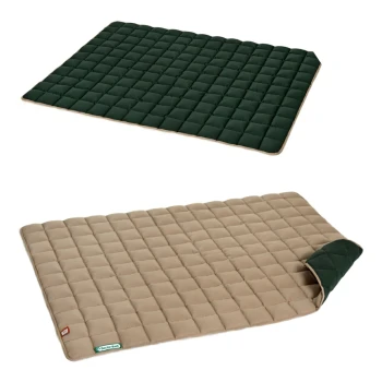 Zwei Haustiermatten werden angezeigt: eine dunkelgrüne gesteppte Matte oben und eine beige gesteppte Matte mit einer umgeklappten Ecke unten.