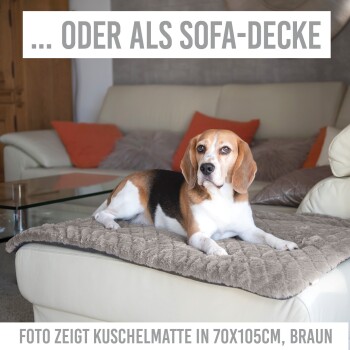 Ein Beagle liegt auf einer braunen Haustierdecke auf einem Sofa, mit dem Text "Foto zeigt Kuschelmatte in 70x105cm, braun" darüber.