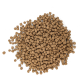 Ein Haufen kleiner, brauner Haustierfutterkibble auf einem weißen Hintergrund.