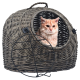 Ein gemütliches gewebtes Haustierbett mit einem runden Eingang, mit einem schwarzen Metallgitter vorne. Eine Katze ist teilweise sichtbar.