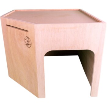 Holz-Futterstation für Haustiere mit hexagonalem Oberteil und offener Seite, mit einem Logo eines Kaninchens.
