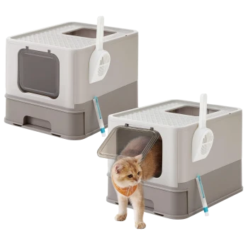 Katzenstreu-Klo mit Einstieg von oben, seitlicher Klapptür, angebrachtem Schaufel und einer Katze mit orangefarbenem Halsband beim Herausgehen.