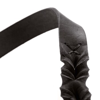 Nahaufnahme eines schwarzen Lederhalsbands für Haustiere mit dekorativer Naht und strukturiertem Design.