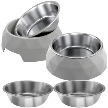 Zwei stilvolle Hausternäpfe mit einer geometrischen grauen Silikonbasis und inneren Schalen aus rostfreiem Stahl, eine Schale in der anderen gestapelt.