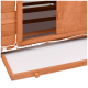 Holzhaustierhaus mit offener Tür, das ein geschlitztes Innere und eine herausziehbare Schublade zur einfachen Reinigung zeigt.